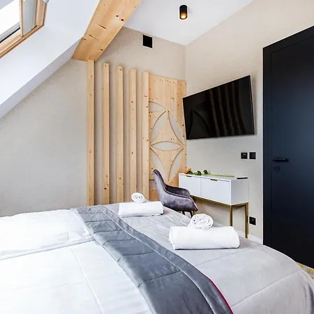 Goralski Pool & A42 - Black