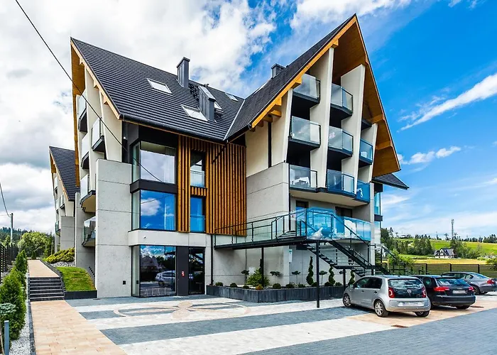 Goralski Pool & A42 - Black Appartement