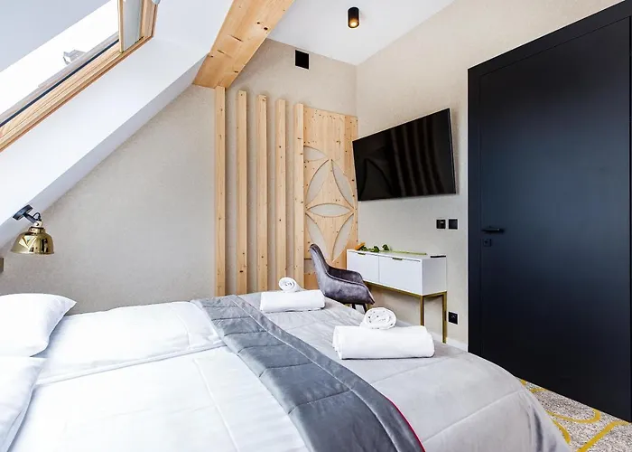 Goralski Pool & A42 - Black